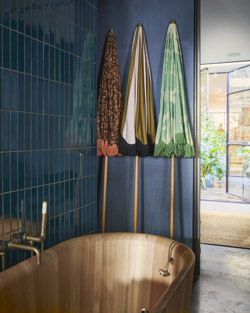 Badkamerinterieur met blauwe tegels en messing details