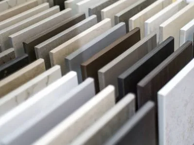 Materiaalstalen van steen en keramiek in neutrale tinten