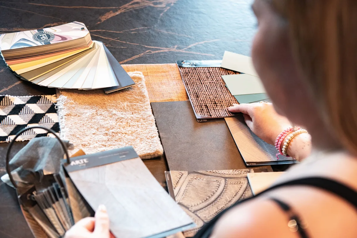 Lisa Mae legt materiaalstalen naast elkaar op een tafel