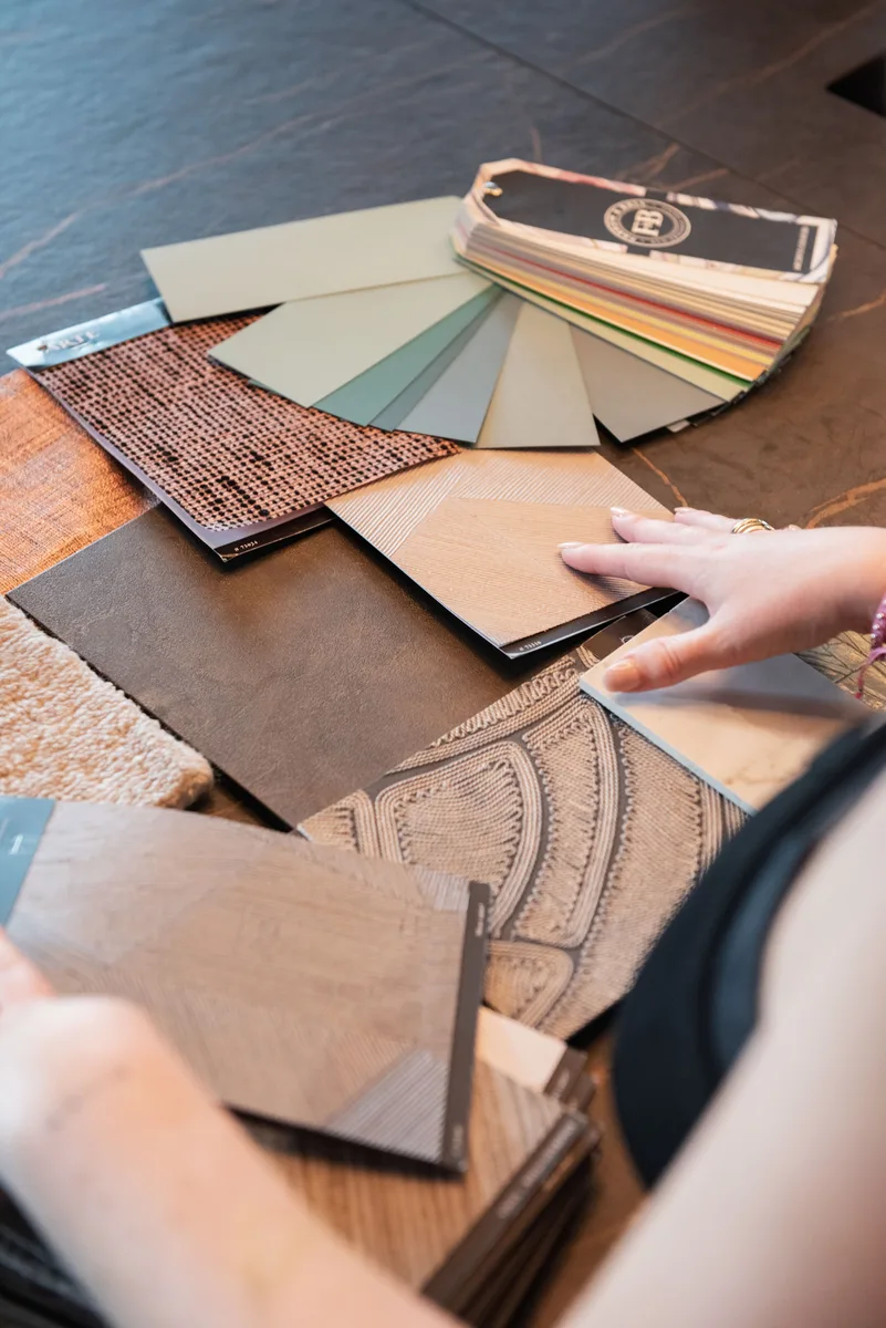 Waaier van materiaalstalen in verschillende tinten op een tafel